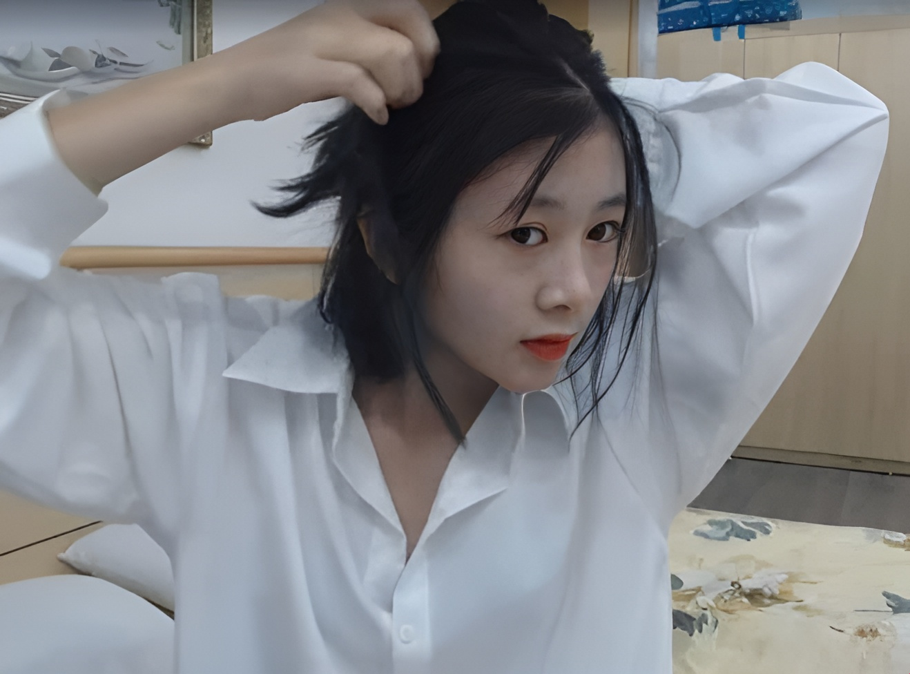 短发女孩炫耀她的商品寻找男人操她